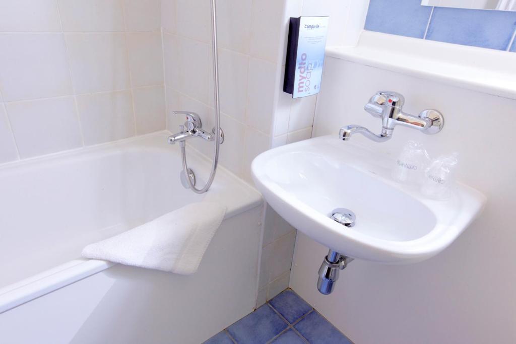 Campanile Hotel Mayenne Cameră foto