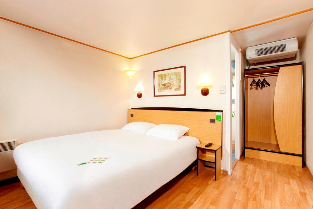 Campanile Hotel Mayenne Cameră foto