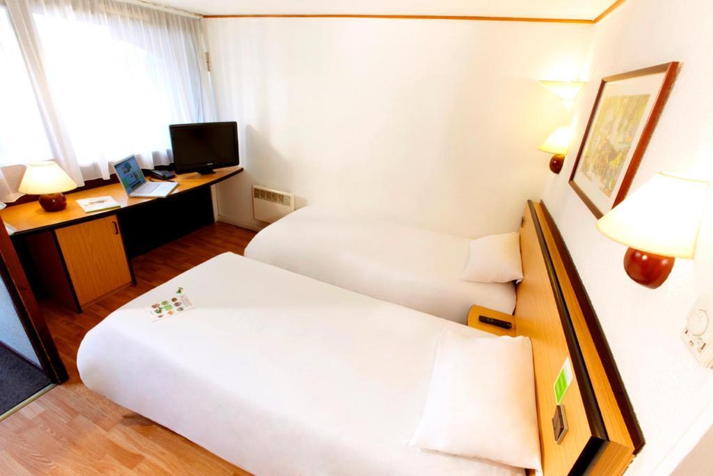 Campanile Hotel Mayenne Cameră foto